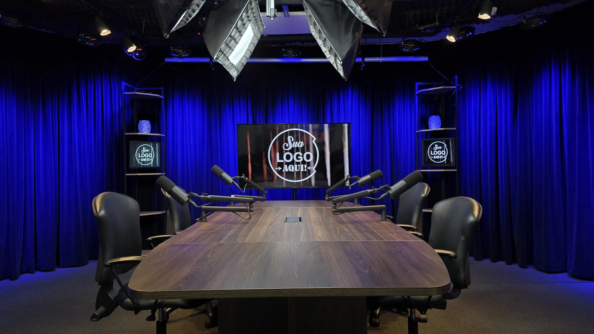 Cenário 1 — Estúdio de podcast com mesa para 4 pessoas, TV central de 55 polegadas e estantes personalizáveis